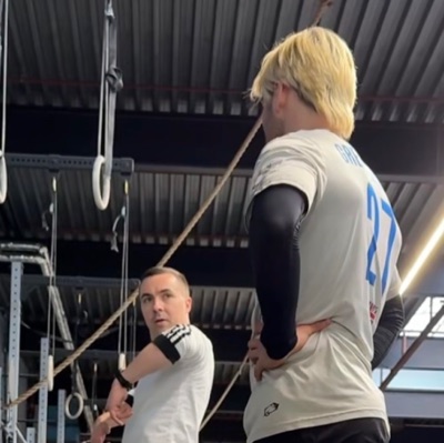 Ole beim Krafttraining mit Ronnie Nolte